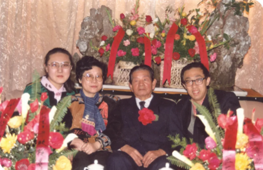 吕培文(左二)与王玉章(右二)